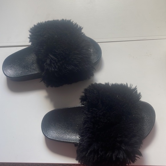fluffy black slides - Picture 2 of 3